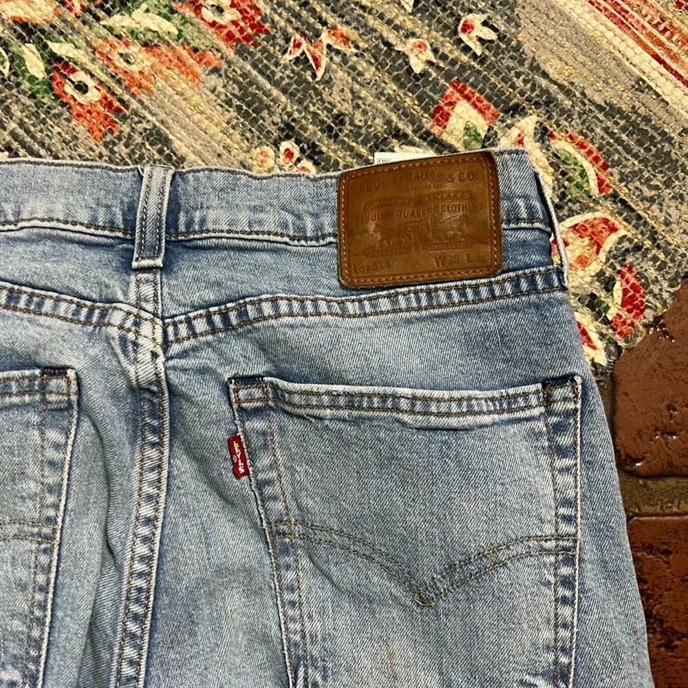 Levi’s factory distressed 514 straight fit denim jeans